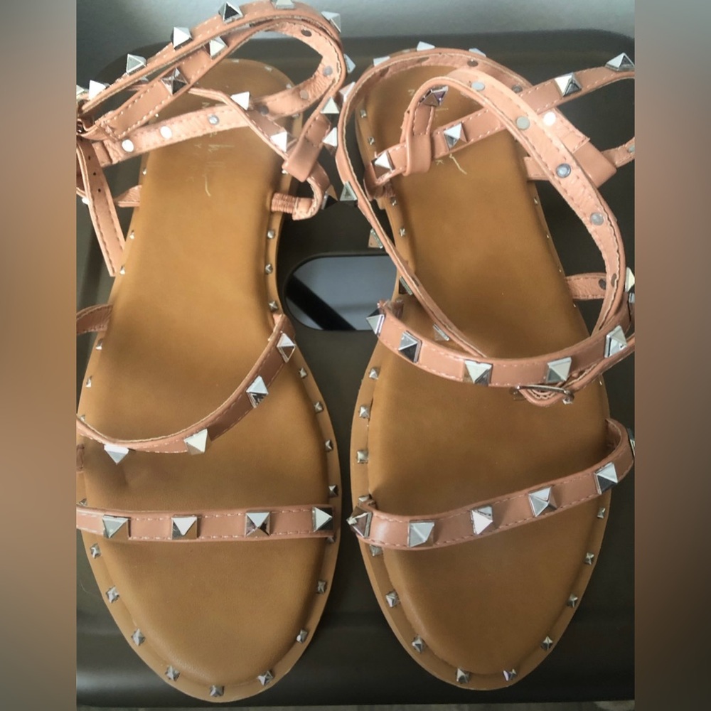 NWOT cute Nicole Miller Tan Studded strap Sandals